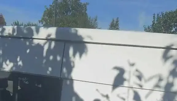 Bílá dodávka ze snímku videa ke sbírce (2. 10. 2026)