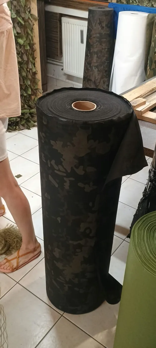 Role maskovací látky na pruhy