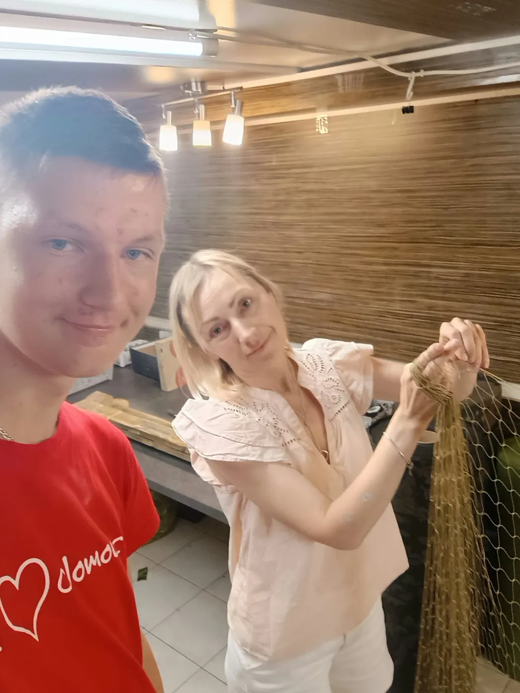 Dobrovolníci Spletinie při pletení sítě