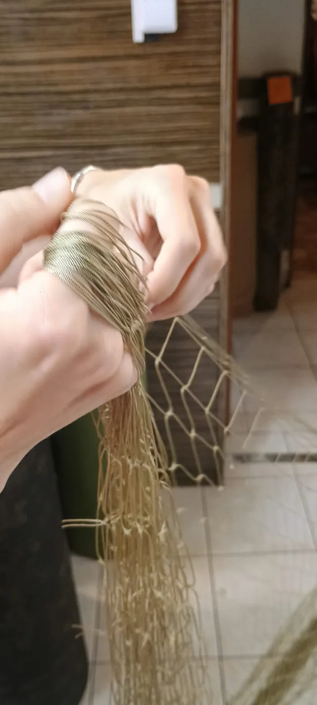 Ruce při pletení základní sítě