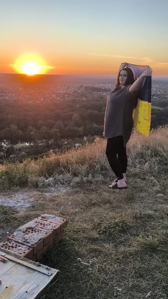 Maruška with the Ukrainian flag at sunset