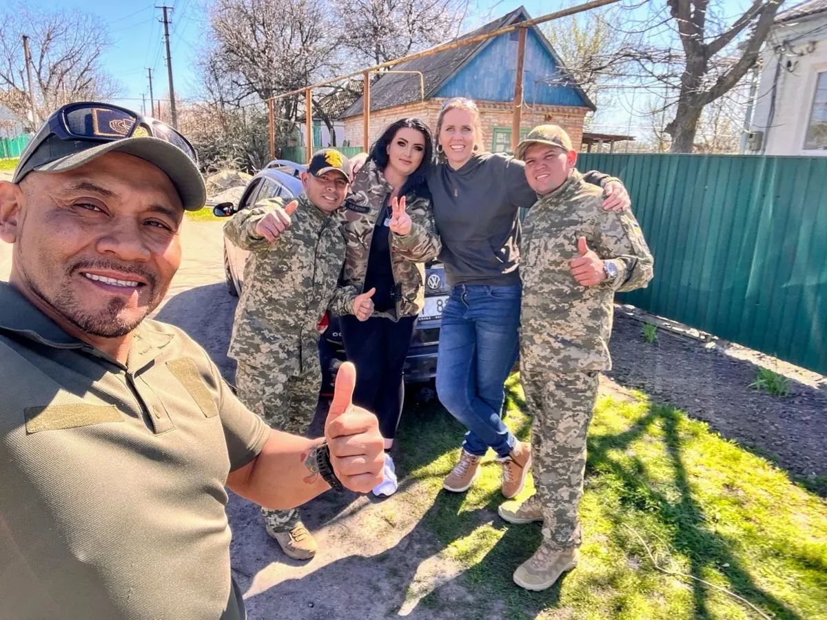 Maruška and the team with soldiers before a handover